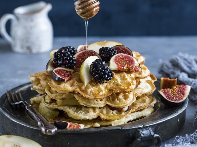 Die Joghurt Waffeln auf einem schwarzen Teller mit grauem Hintergrund. Alles von der Seite fotografiert. | © StockFood / Takacs, Aniko