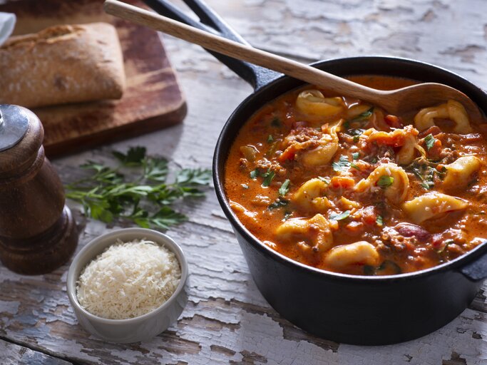 Tortellini-Eintopf in rustikalem Ambiente.  | © iStock.com/rudisill