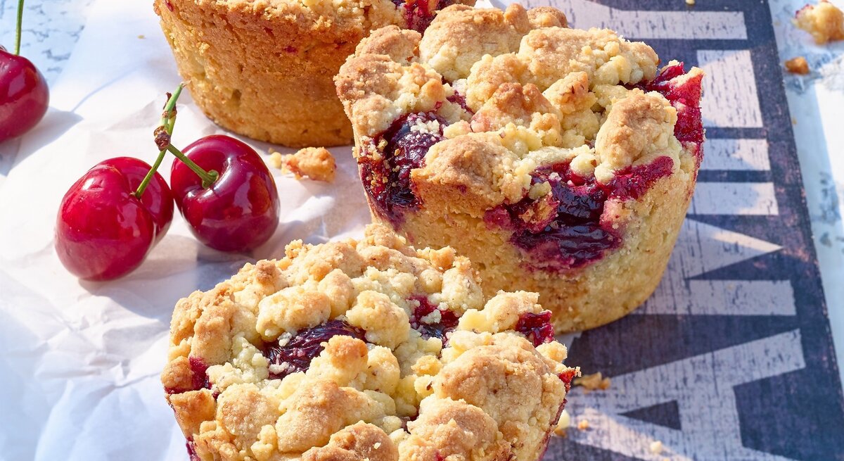 Schräge Draufsicht auf Kirsch-Muffins mit Streuseln