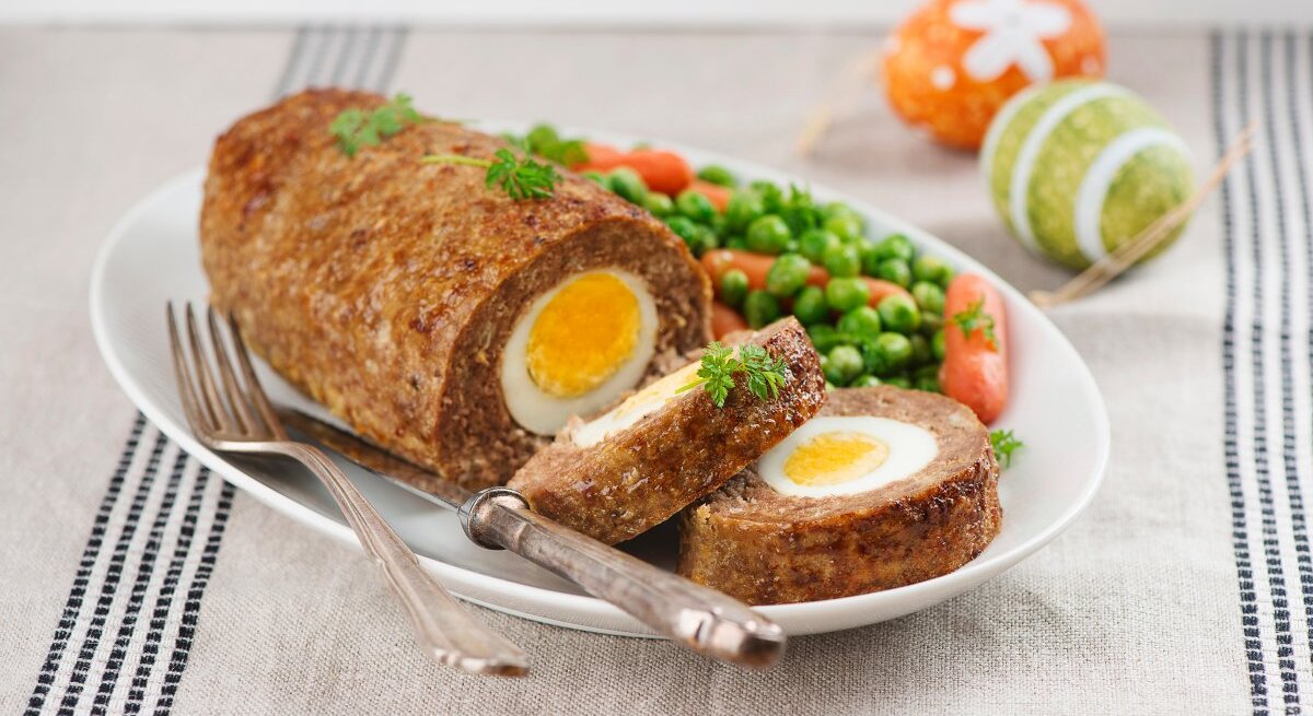 Ein mit gekochtem Ei gefüllter Hackbraten. 