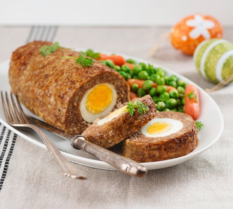Ein mit gekochtem Ei gefüllter Hackbraten.  | © StockFood / Schall, Ewgenija