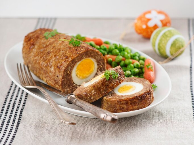 Ein mit gekochtem Ei gefüllter Hackbraten.  | © StockFood / Schall, Ewgenija