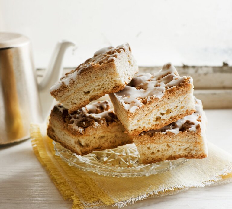 Mehrere Kuchenstücke auf einem hellen Kaffeetisch mit Kanne im Hintergrund. | © StockFood/Löscher, Sabine
