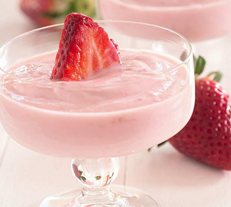 Altmodisches Foto von einer durchsichtigen Dessertschale gefüllt mit Quarkspeise | © iStock/Edith64