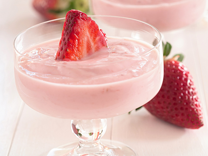 Altmodisches Foto von einer durchsichtigen Dessertschale gefüllt mit Quarkspeise | © iStock/Edith64