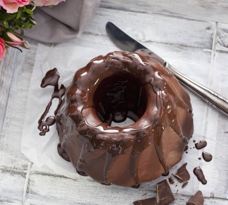 Ein Schokoladen-Kuchen von oben auf einem grauen Tisch fotografiert. | © imago/Westend61