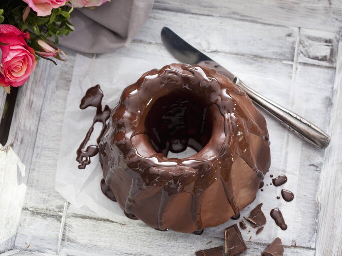 Ein Schokoladen-Kuchen von oben auf einem grauen Tisch fotografiert. | © imago/Westend61