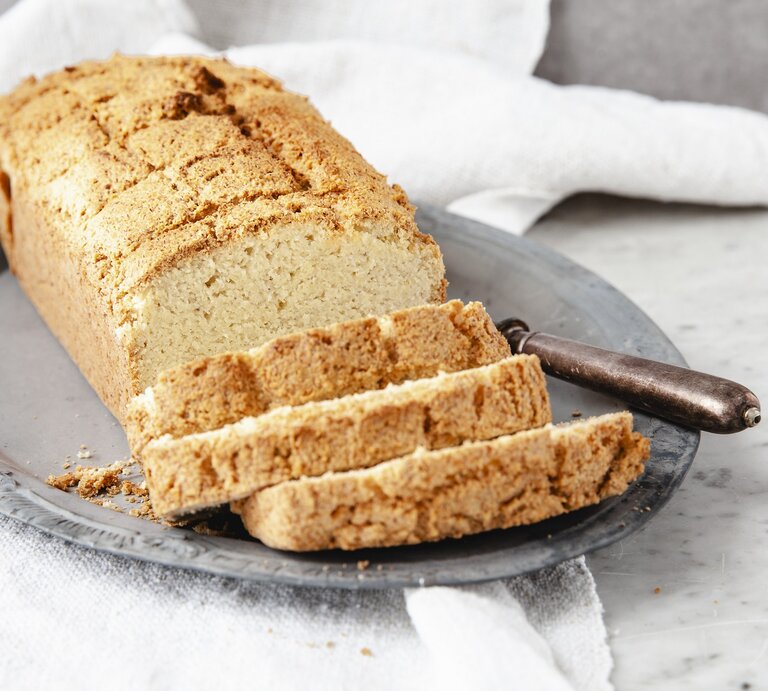 Ein grauer Teller mit dem Toastbrot auf einem hellen Tisch mit hellgrauem Hintergrund. Dahinter auch noch unscharf eine weiße Tischdecke zu erkennen. | © ©StockFood / von Pölnitz-Eisfeld, Elisabeth
