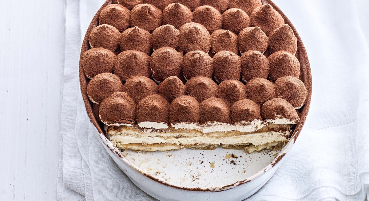 Baileys-Tiramisu in einer Form auf weißem Hintergrund. 
