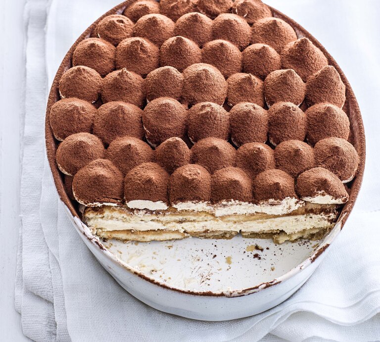 Baileys-Tiramisu in einer Form auf weißem Hintergrund.  | © EATCLUB/ Hasselblad H4D