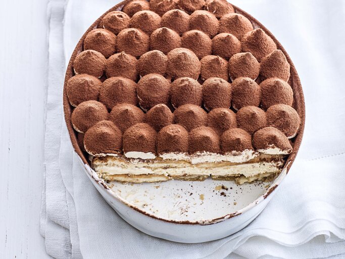Baileys-Tiramisu in einer Form auf weißem Hintergrund.  | © EATCLUB/ Hasselblad H4D