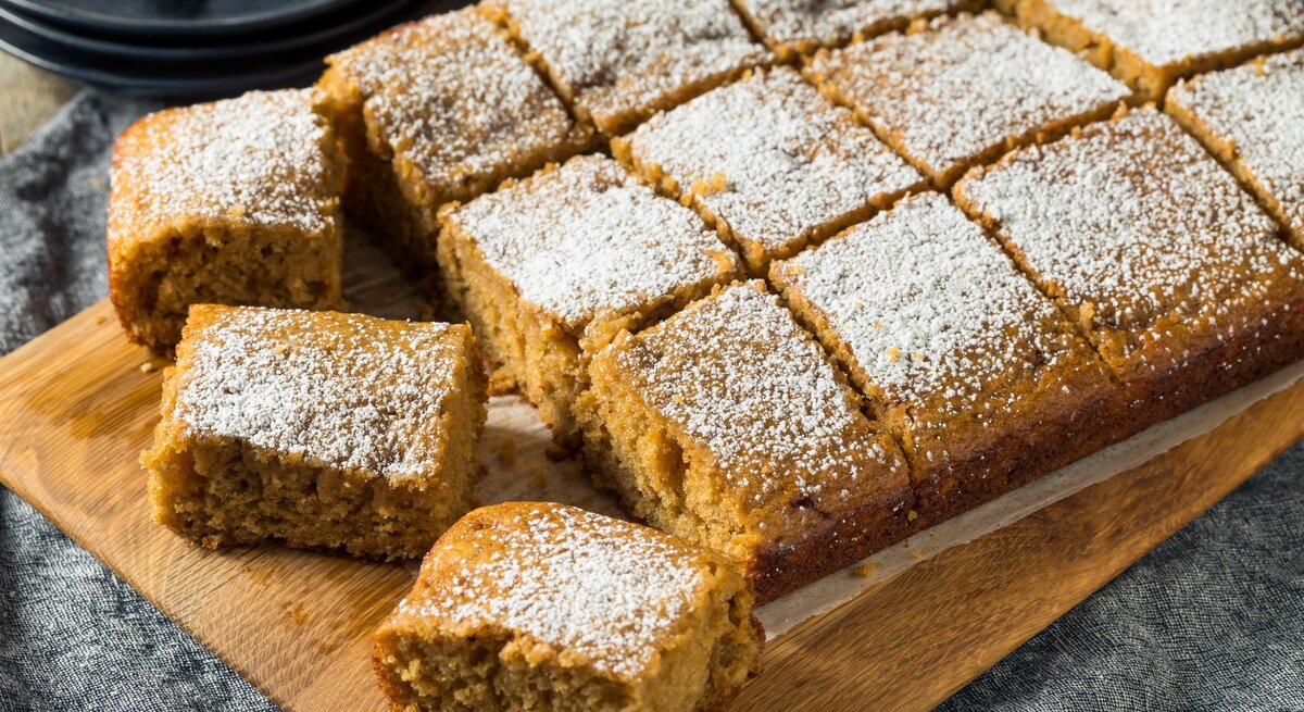 Es muss ja nicht immer eine aufwendige Torte sein. Dieser Apfelmuskuchen ist einfach zubereitet und schmeckt einfach himmlisch. 