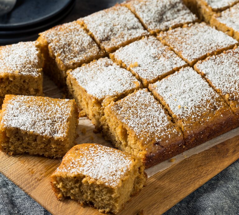 Es muss ja nicht immer eine aufwendige Torte sein. Dieser Apfelmuskuchen ist einfach zubereitet und schmeckt einfach himmlisch.  | © iStock.com/bhofack2