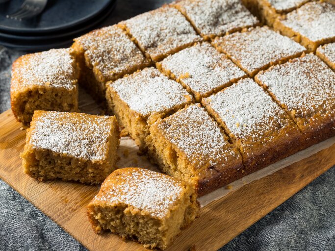 Es muss ja nicht immer eine aufwendige Torte sein. Dieser Apfelmuskuchen ist einfach zubereitet und schmeckt einfach himmlisch.  | © iStock.com/bhofack2