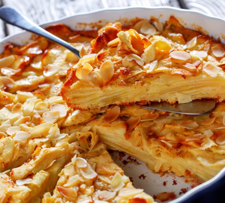 Gestürzter französischer Apfelkuchen mit Mandelblättchen.  | © iStock.com/from_my_point_of_view