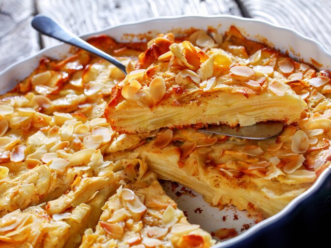 Gestürzter französischer Apfelkuchen mit Mandelblättchen.  | © iStock.com/from_my_point_of_view