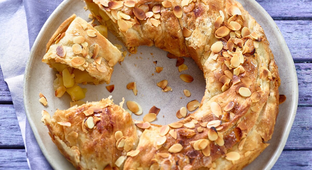 Apfel-Strudelkranz auf Teller.