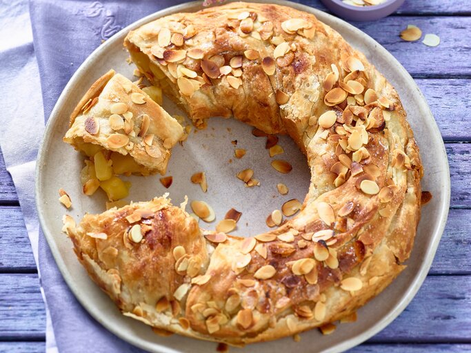 Apfel-Strudelkranz auf Teller. | © Matthias Liebich