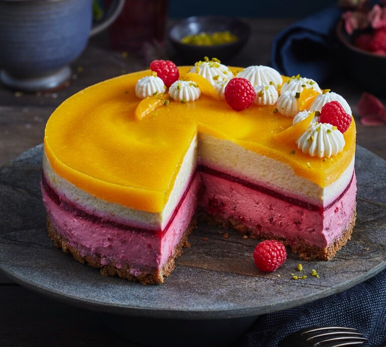 Pfirsich-Melba-Torte auf dunklem Teller mit dunklem Hintergrund.  | © EAT CLUB / Isabell Triemer
