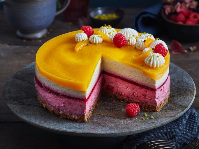 Pfirsich-Melba-Torte auf dunklem Teller mit dunklem Hintergrund.  | © EAT CLUB / Isabell Triemer