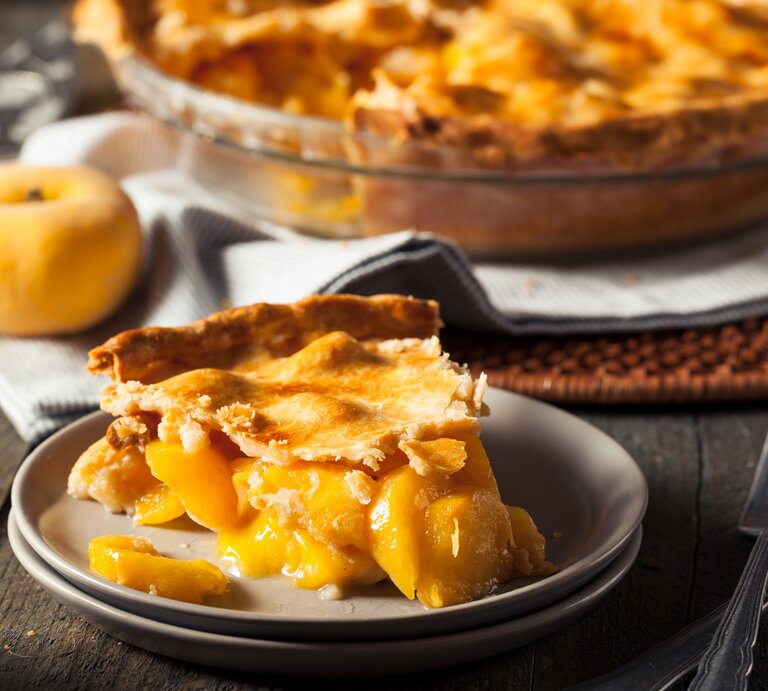 gedeckter Pfirsichkuchen  | © iStock.com/bhofack2