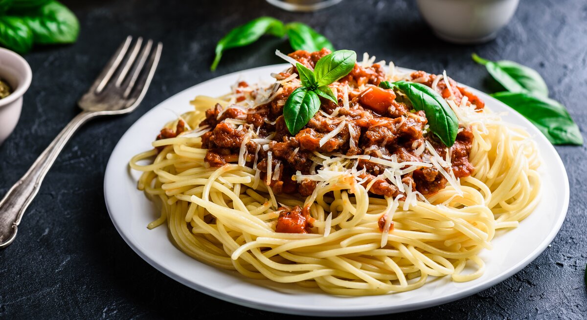 Teller Spaghetti Bolognese mit Parmesan. 