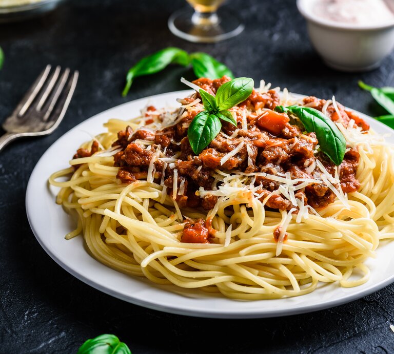 Teller Spaghetti Bolognese mit Parmesan.  | © iStock.com/Seva_blsv