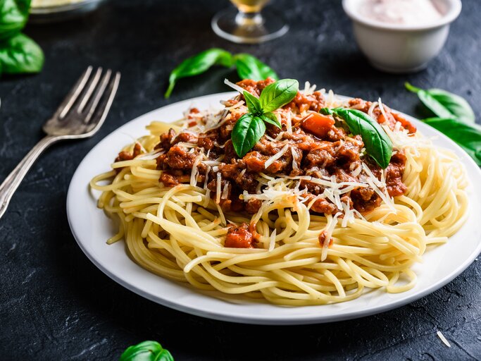 Teller Spaghetti Bolognese mit Parmesan.  | © iStock.com/Seva_blsv