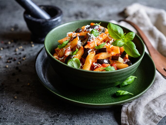 Grüne Schale gefüllt mit Pasta alla Norma | © iStock/NoirChocolate