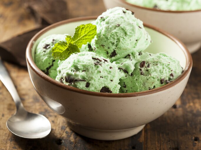 Pfefferminzeis | © iStock/bhofack2