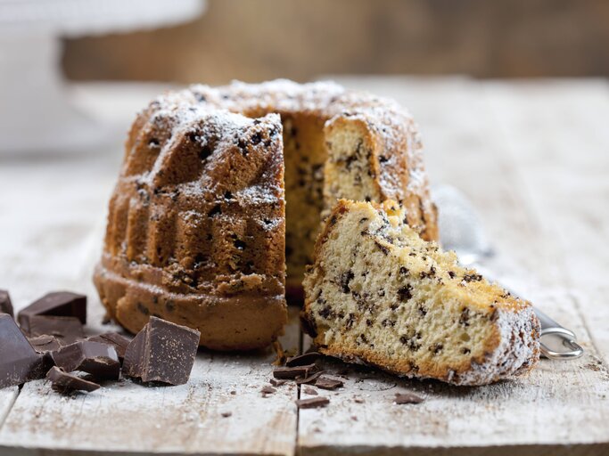 Angeschnittener Gugelhupf mit Kokos und Schokoflocken | © imago images/Westend61