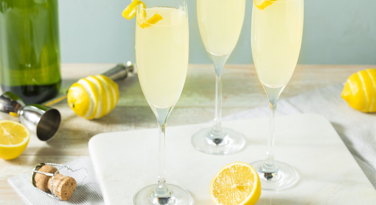 Mehrere Gläser gefüllt mit frischem Limoncello Spritz.
