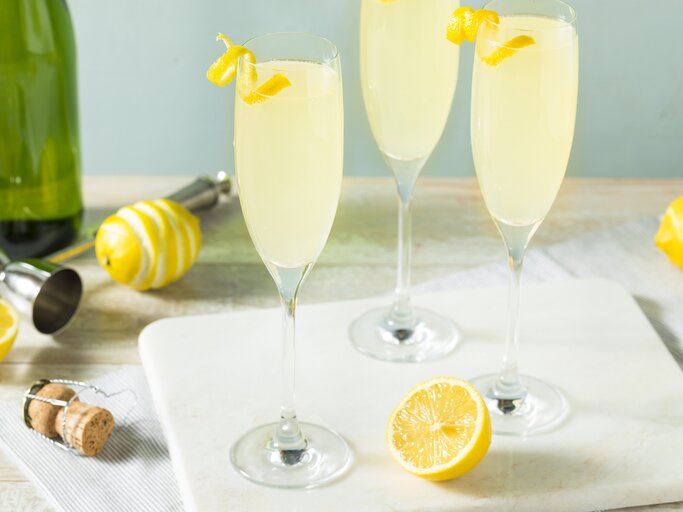 Mehrere Gläser gefüllt mit frischem Limoncello Spritz. | © iStock/bhofack2