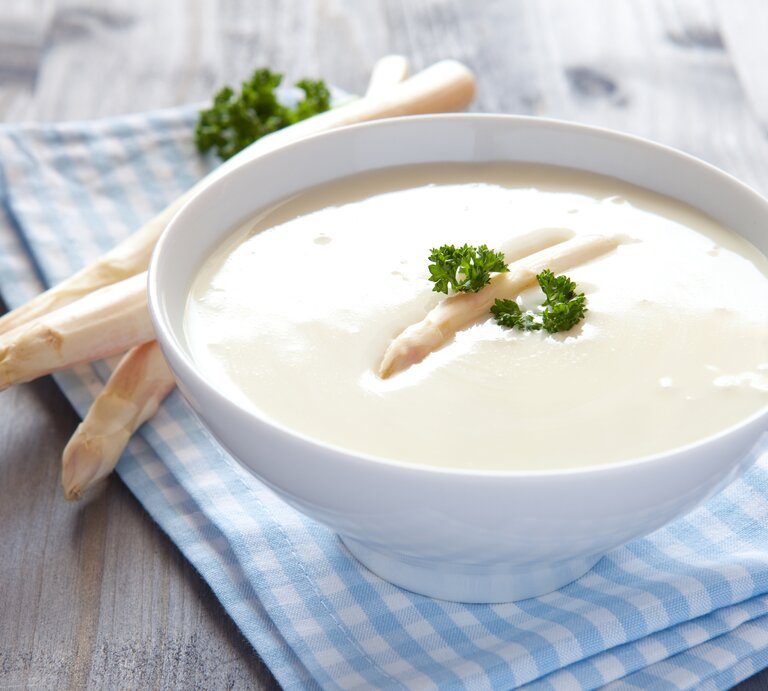 weiße Spargelsuppe | © iStock.com/CGissemann