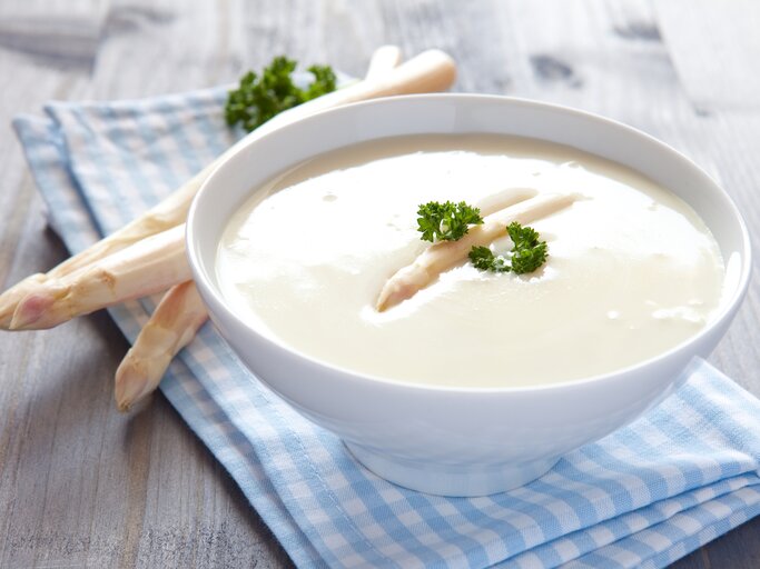 weiße Spargelsuppe | © iStock.com/CGissemann