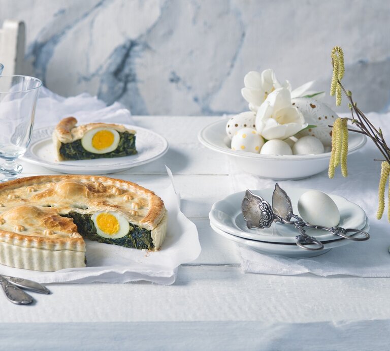 Eine angeschnittene Torta Pasqalina in weiß geschmücktem Ambiente,  | © StockFood / Hrbková, Alena