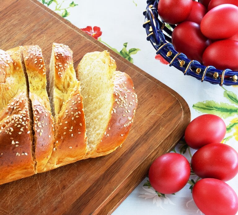 griechischer Osterzopf auf Holz mit roten Eiern | © iStock/Athina Psoma