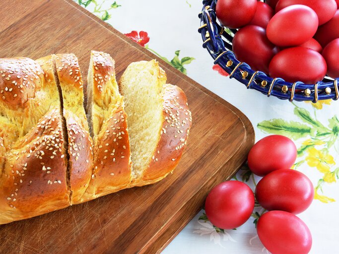 griechischer Osterzopf auf Holz mit roten Eiern | © iStock/Athina Psoma