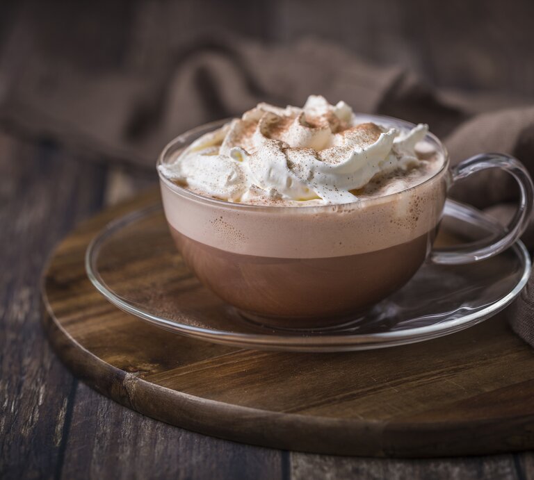 Eine durchsichtige Tasse mit heißer Schokolade.  | © iStock.com/Angela Kotsell