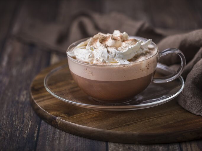 Eine durchsichtige Tasse mit heißer Schokolade.  | © iStock.com/Angela Kotsell
