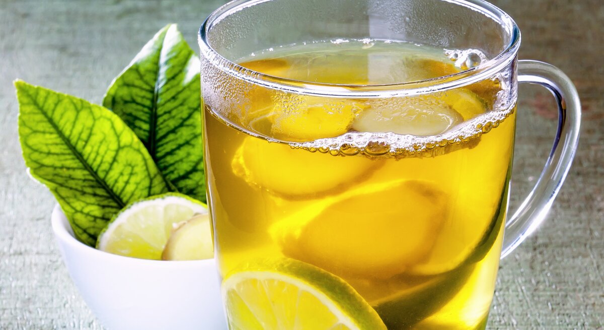 Heißer Caipirinha in einer Tasse aus Glas.