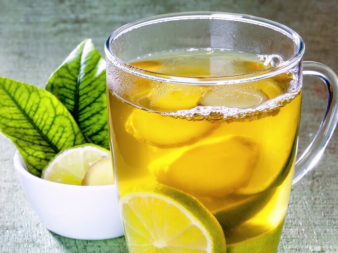 Heißer Caipirinha in einer Tasse aus Glas. | © GettyImages/Twellmann, Birgit 