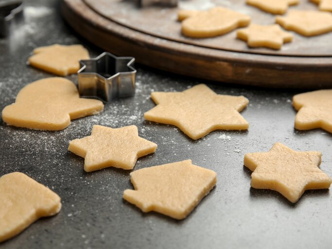 Mehrere ausgestochene Butterplätzchen.  | © iStock/belchonock