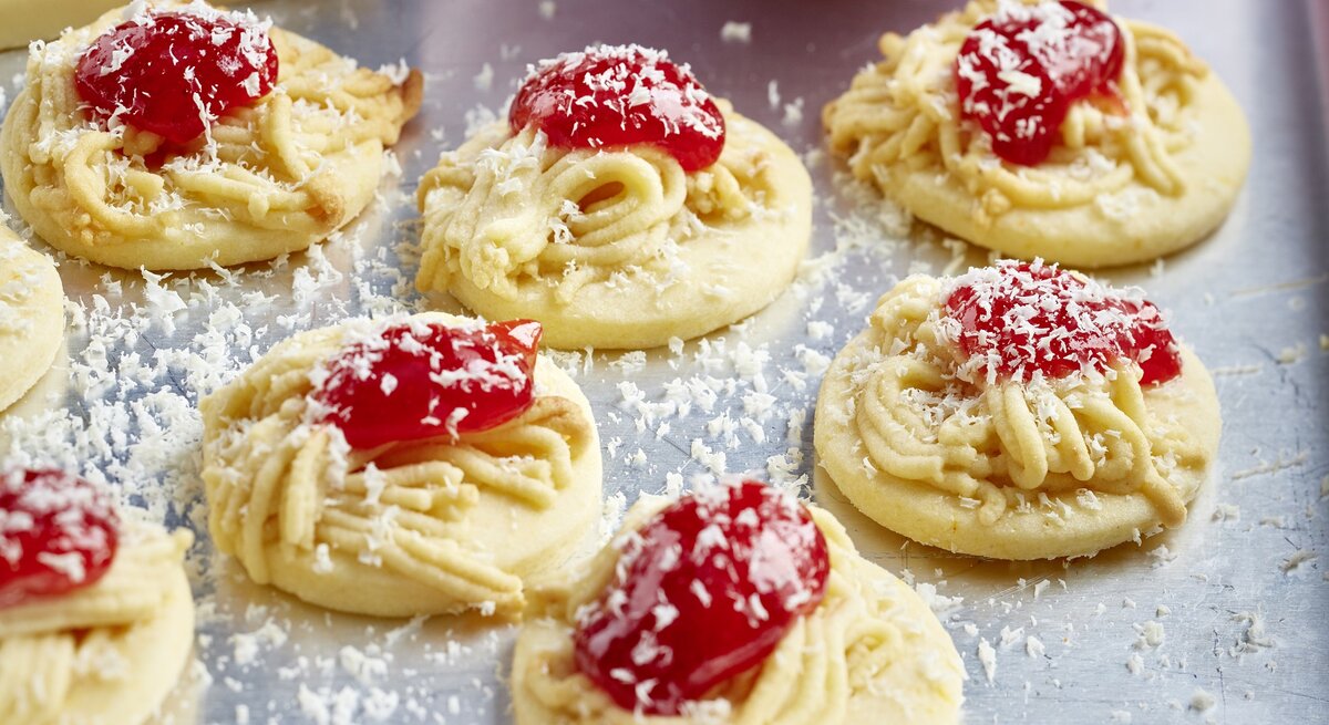Spaghetti-Eis-Kekse auf einem silbernen Blech.