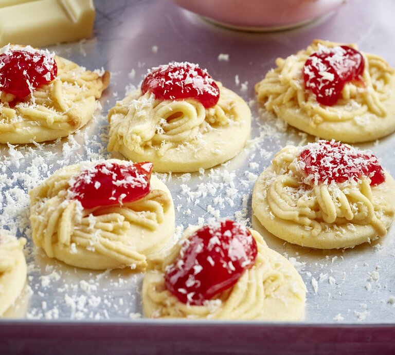 Spaghetti-Eis-Kekse auf einem silbernen Blech. | © EATCLUB/Isabell Triemer