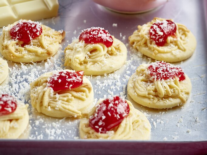 Spaghetti-Eis-Kekse auf einem silbernen Blech. | © EATCLUB/Isabell Triemer