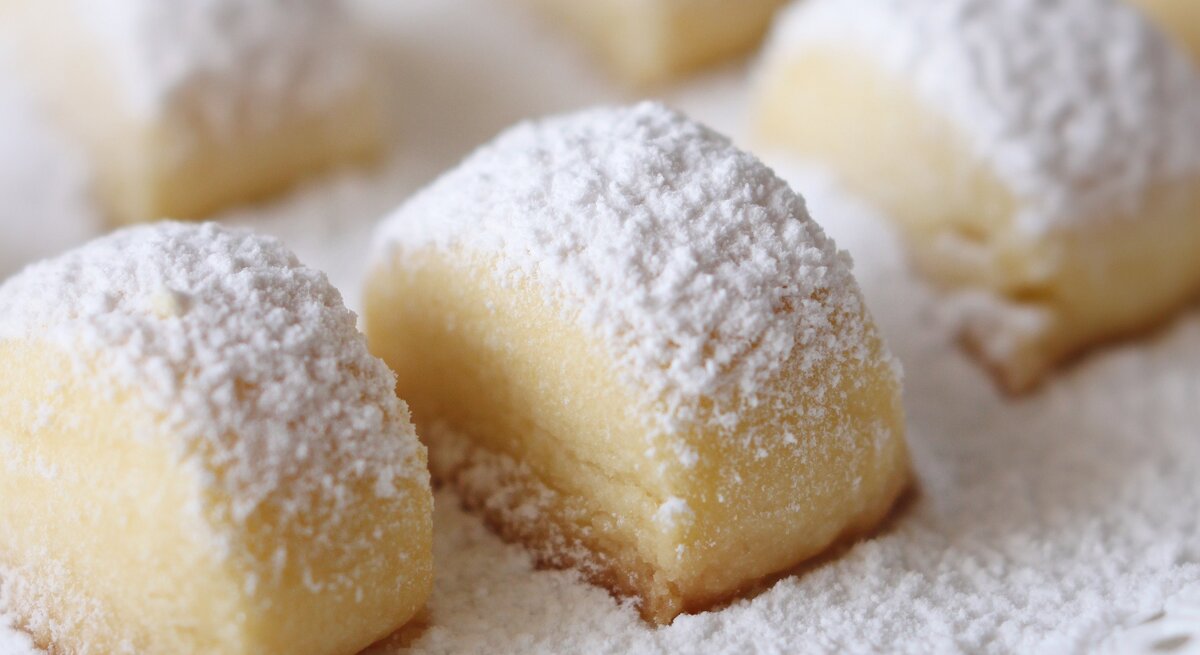 Weihnachtsplätzchen in Gnocchi-Form bestreut mit Puderzucker.
