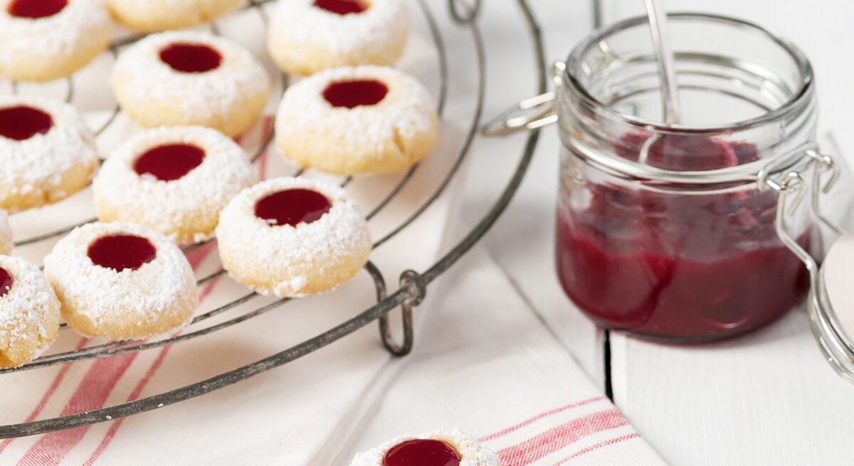 Weihnachtsplätzchen mit Marmelade