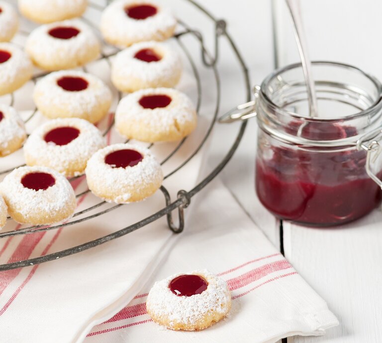 Weihnachtsplätzchen mit Marmelade | © iStock/ picture_istock