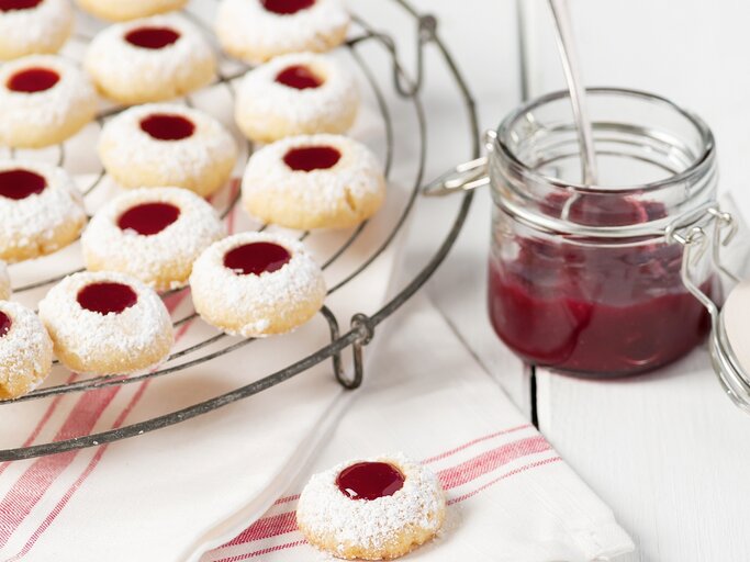Weihnachtsplätzchen mit Marmelade | © iStock/ picture_istock